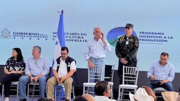 Asfura aseguró que los nuevos medidores no serán utilizados para realizar cobros retroactivos. (FOTO: Presidencia de Honduras)