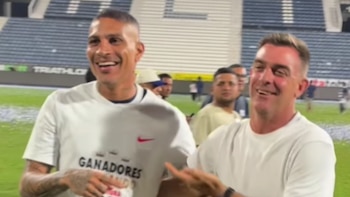 El elogio de Pablo Guede a Paolo Guerrero tras efusivo abrazo: “Es el mejor, me defendió de extremo izquierdo con 42 años”