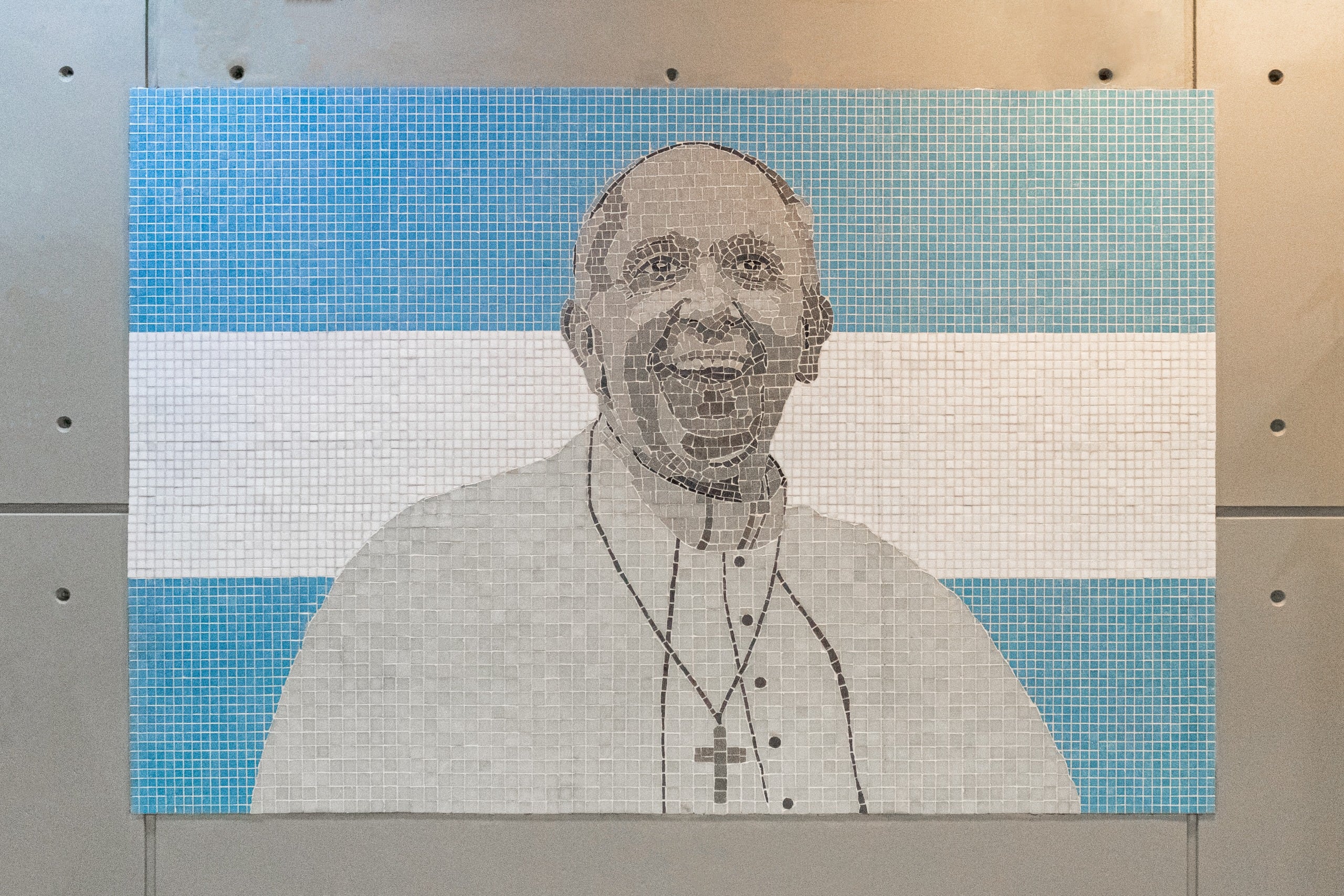 El mural, titulado “Homenaje”, fue instalado junto al acceso de la Basílica de San José de Flores, cuna de la vocación religiosa del Papa Francisco