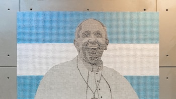 A un año de la muerte del papa Francisco, realizaron un homenaje en la estación San José de Flores del Subte