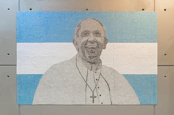 El mural, titulado “Homenaje”, fue instalado junto al acceso de la Basílica de San José de Flores, cuna de la vocación religiosa del Papa Francisco