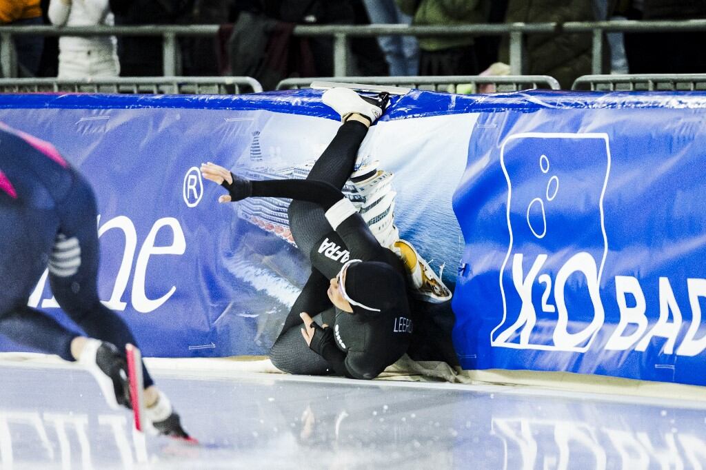 La neerlandesa Jutta Leerdam cayó en la prueba de 1000 metros de patinaje sobre hielo en velocidad (Foto: Sem VAN DER WAL / ANP / AFP)
