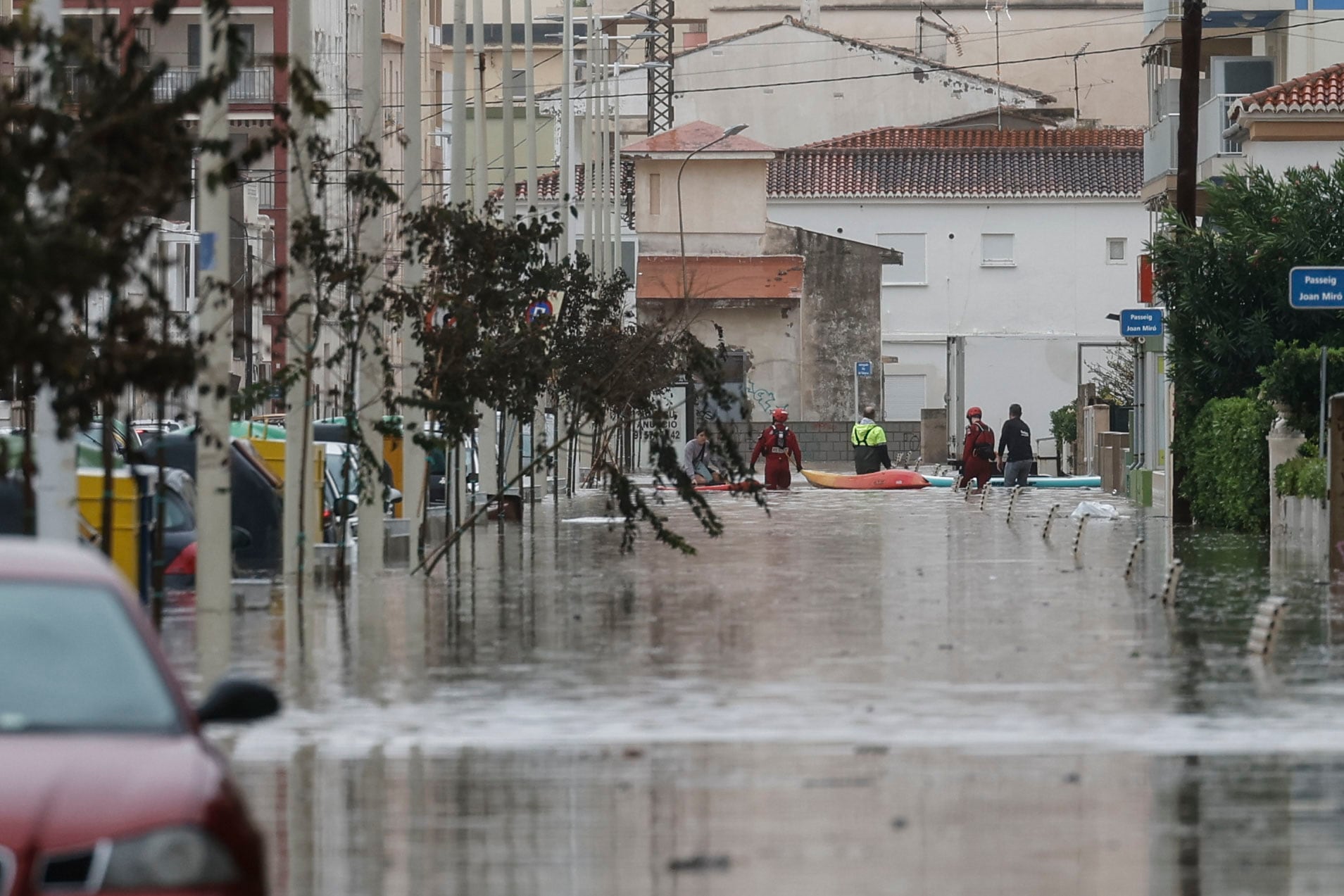 Servicios de emergencias ayudan en el municipio valenciano de Guardamar de la Safor anegado por el paso de la DANA Adam. (Manuel Bruque/EFE)