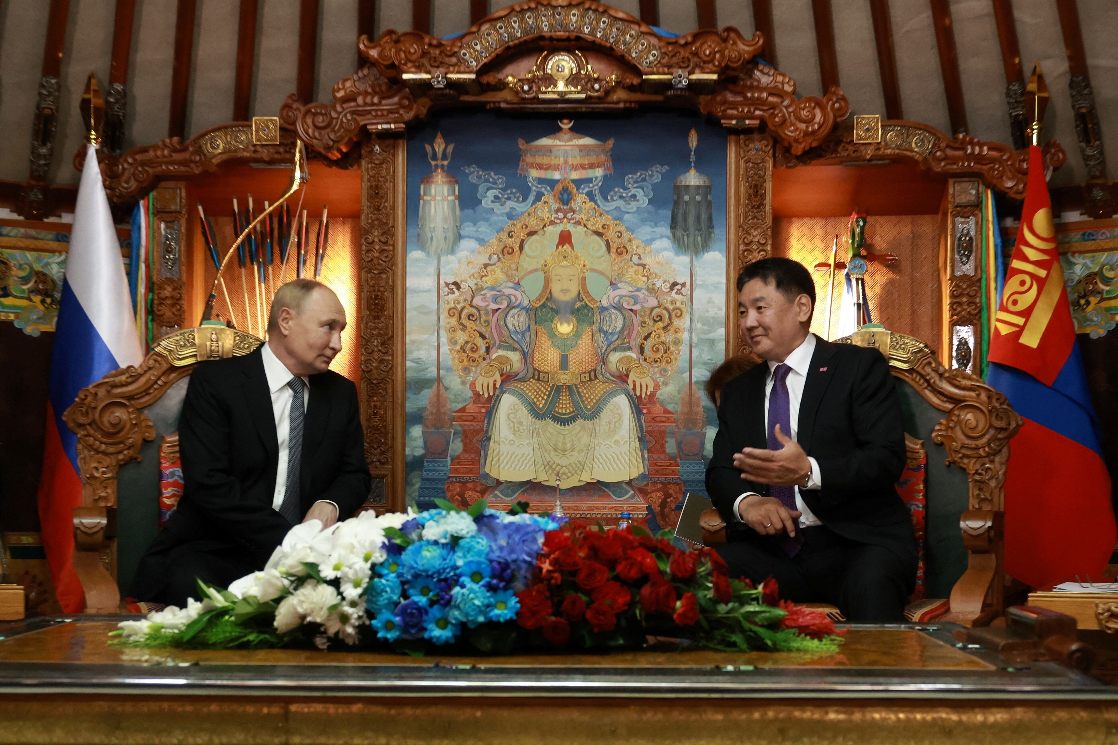 Un momento de la reunión entre Putin y Ukhnaagiin Khurelsukh (Sputnik/Vyacheslav Prokofyev/REUTERS)