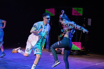 Integrantes del elenco bailan durante una función de “Pásele, pásele” . (cortesía)