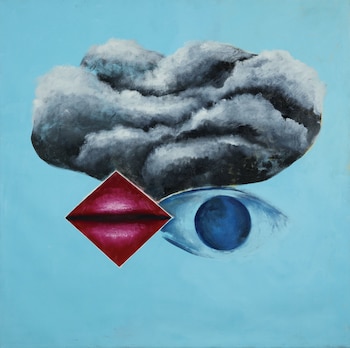 Pintura con fondo celeste, una nube gris oscura en el centro superior, un rombo rojo con labios y un ojo azul en la parte inferior