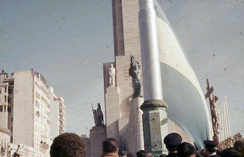Comienzo del izado de la Bandera (Crédito: LAPRODI-ISHIR - Hirschfeld, Herbert)