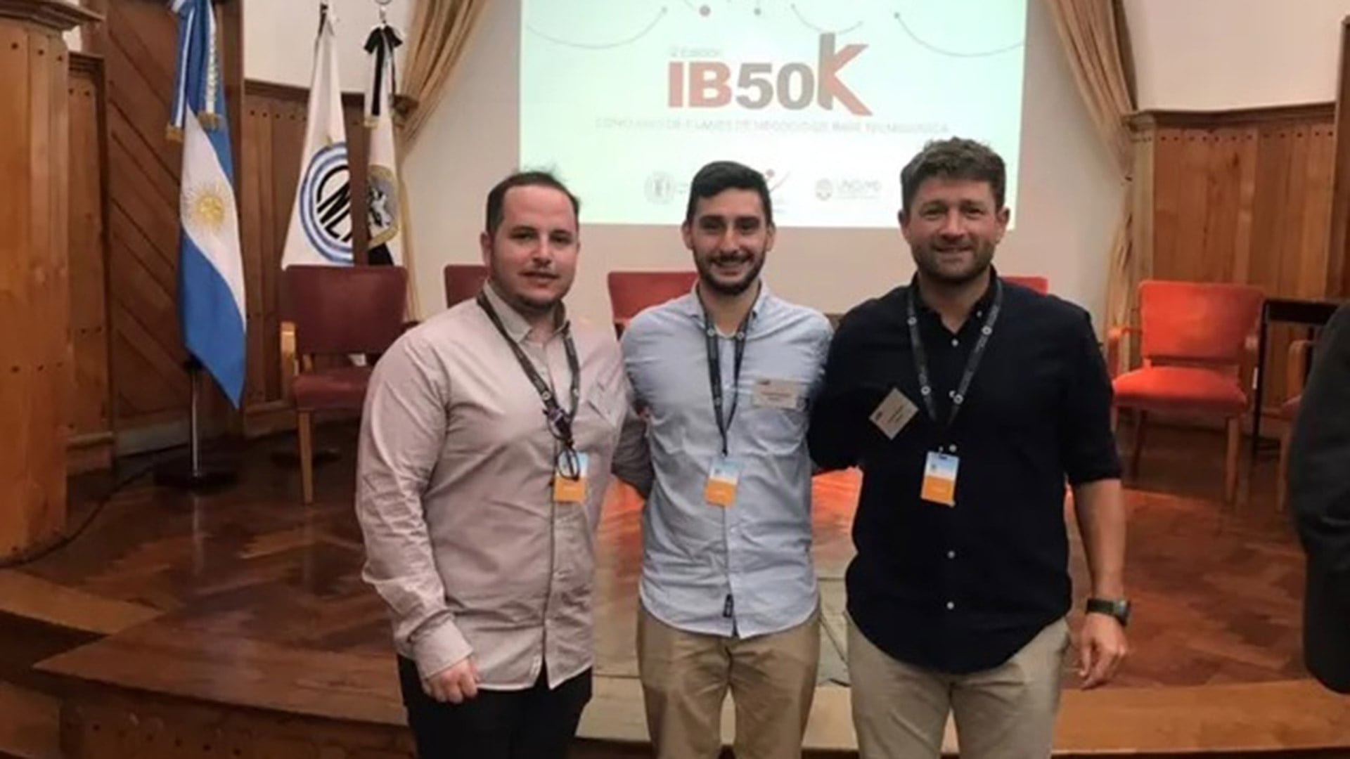 Como estudiantes, Andrés Mac Allister y Agustín Musso al momento de ser premiados en un concurso sobre innovación tecnológica