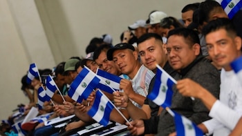 El Salvador enviará a 75 trabajadores temporales a Alaska bajo el Programa de Movilidad Laboral
