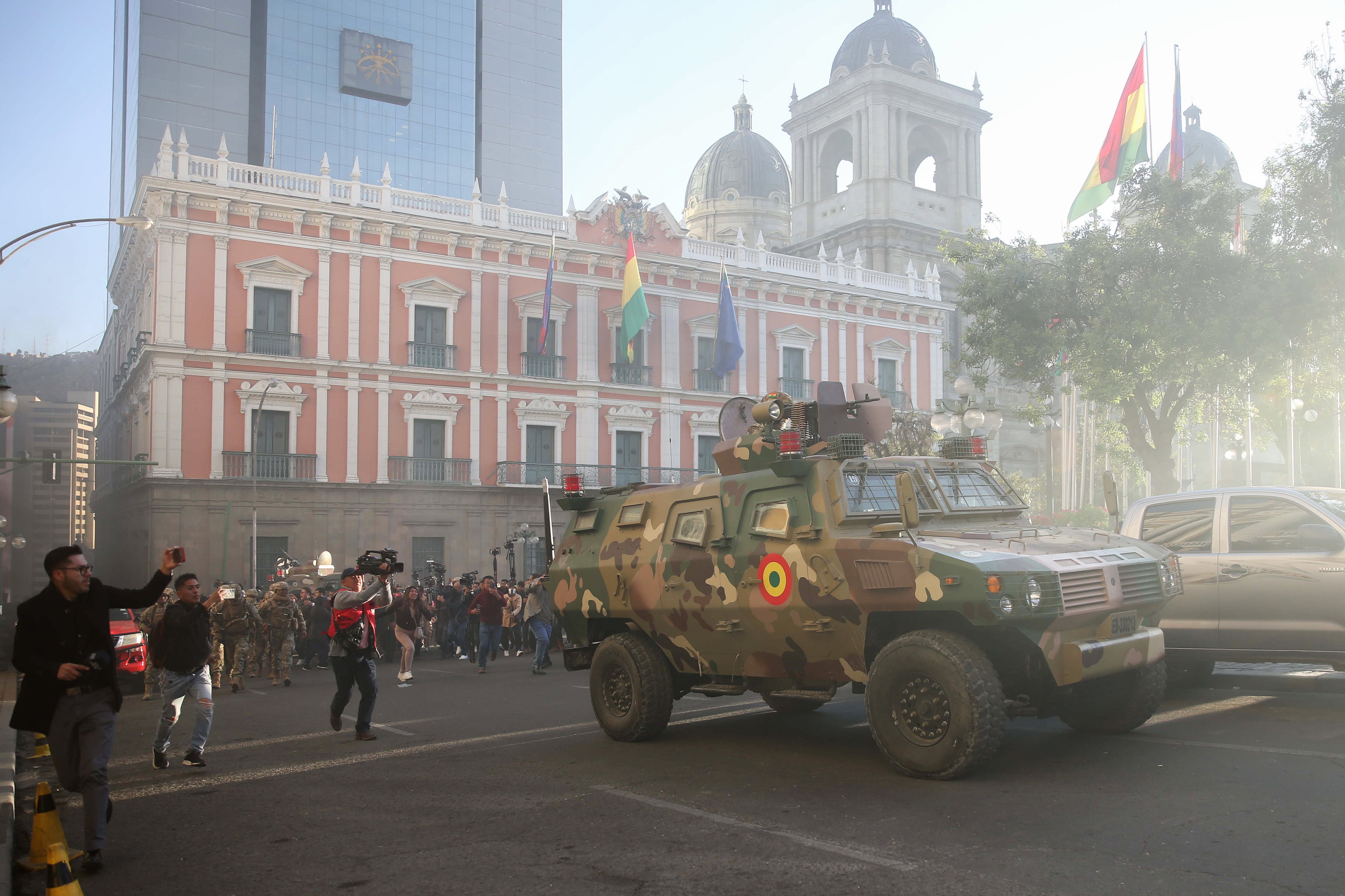 Fotografía de archivo del 26 de junio de 2024 en donde un tanque militar está frente a la sede del Gobierno de Bolivia en La Paz. EFE/ Luis Gandarillas