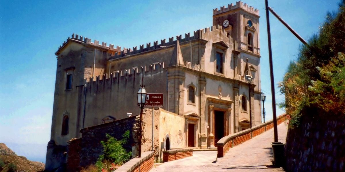 El turismo cinematográfico consolidó a Savoca como destino imprescindible en Sicilia, modificando su paisaje urbano y la vida cotidiana de sus habitantes (Wikimedia Commons)