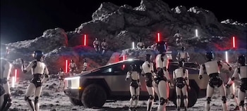 Un video conceptual muestra a robots humanoides Optimus en el despliegue de infraestructura sobre la superficie lunar.
(Tesplus)
