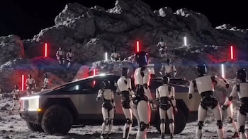 El video que hace real el sueño de Elon Musk: robots Optimus de Tesla colonizando la Luna