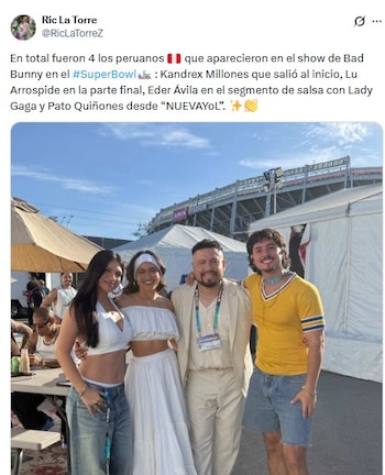 Cuatro artistas peruanos posan sonrientes