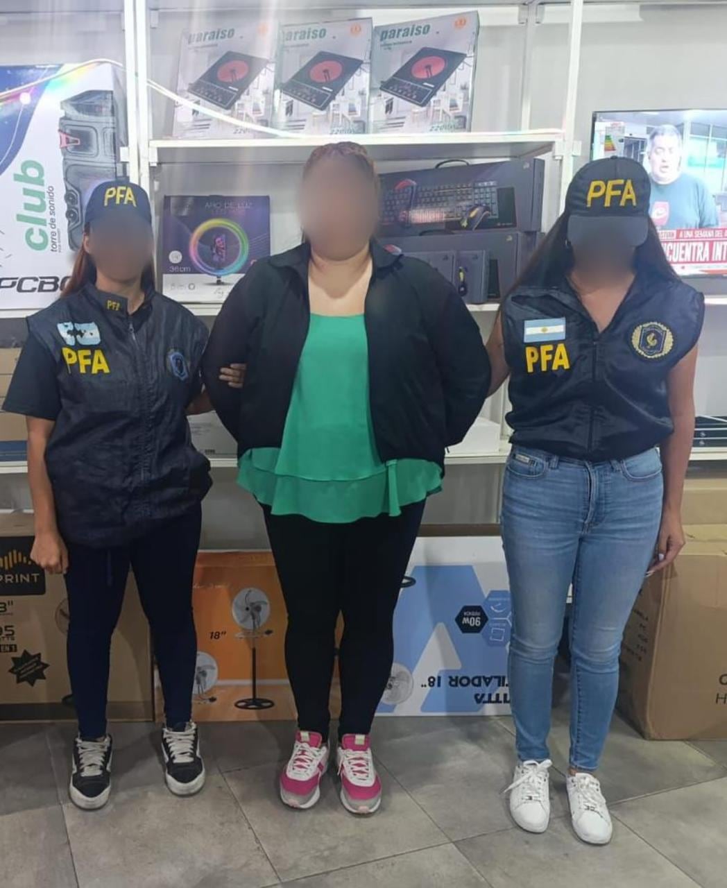 En Villa Celina, un operativo de la Policía Federal permitió identificar a 458 personas y detectar que 16 residían en el país de manera irregular