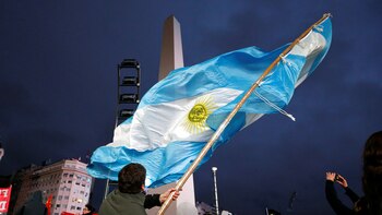 Una bandera argentina flamea al