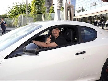 Zlatan sobre su Maserati (menchic.it)