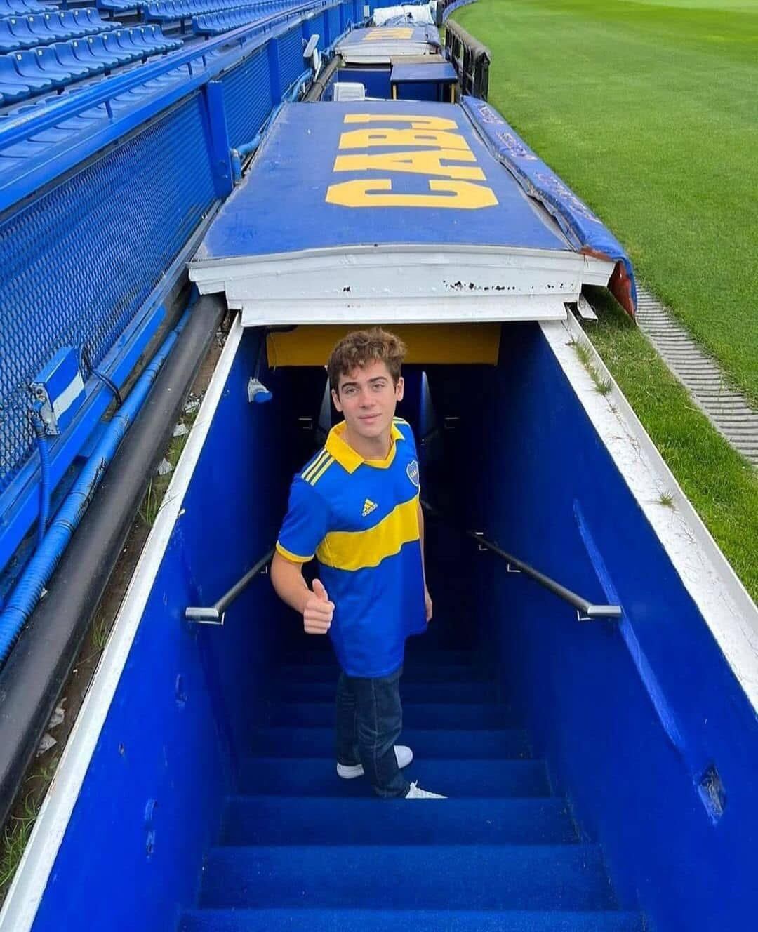 El piloto de Alpine en la salida del túnel de La Bombonera (@BocaJuniors)