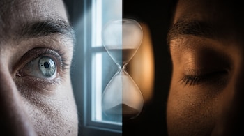 Un ojo abierto iluminado por luz azul a la izquierda, un reloj de arena en el centro y un ojo cerrado con luz cálida a la derecha.