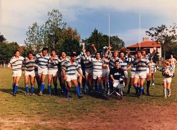 En silla de ruedas junto