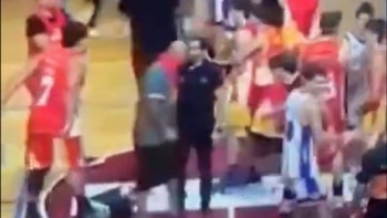 Violento ataque en un clásico del básquet argentino: un hincha se metió en la cancha y le dio un cabezazo a un entrenador
