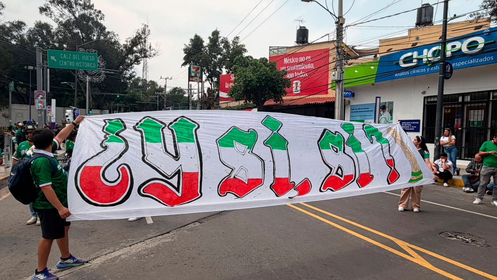 El lema “¿Y si sí?” se convirtió en símbolo de identidad nacional en el Mundial 2026 y acompañó a la Selección Mexicana hasta su eliminación ante Inglaterra. (Infobae México / Raúl A. González)