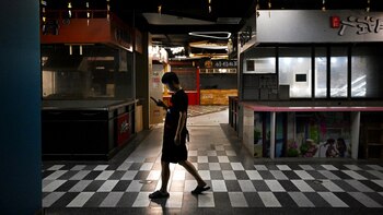 Un joven camina junto a