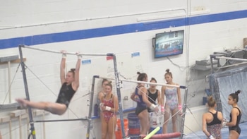 Una gimnasta realiza un ejercicio