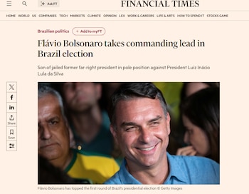 Captura de pantalla con un titular periodístico en inglés y la fotografía de un hombre sonriente vestido con camisa azul