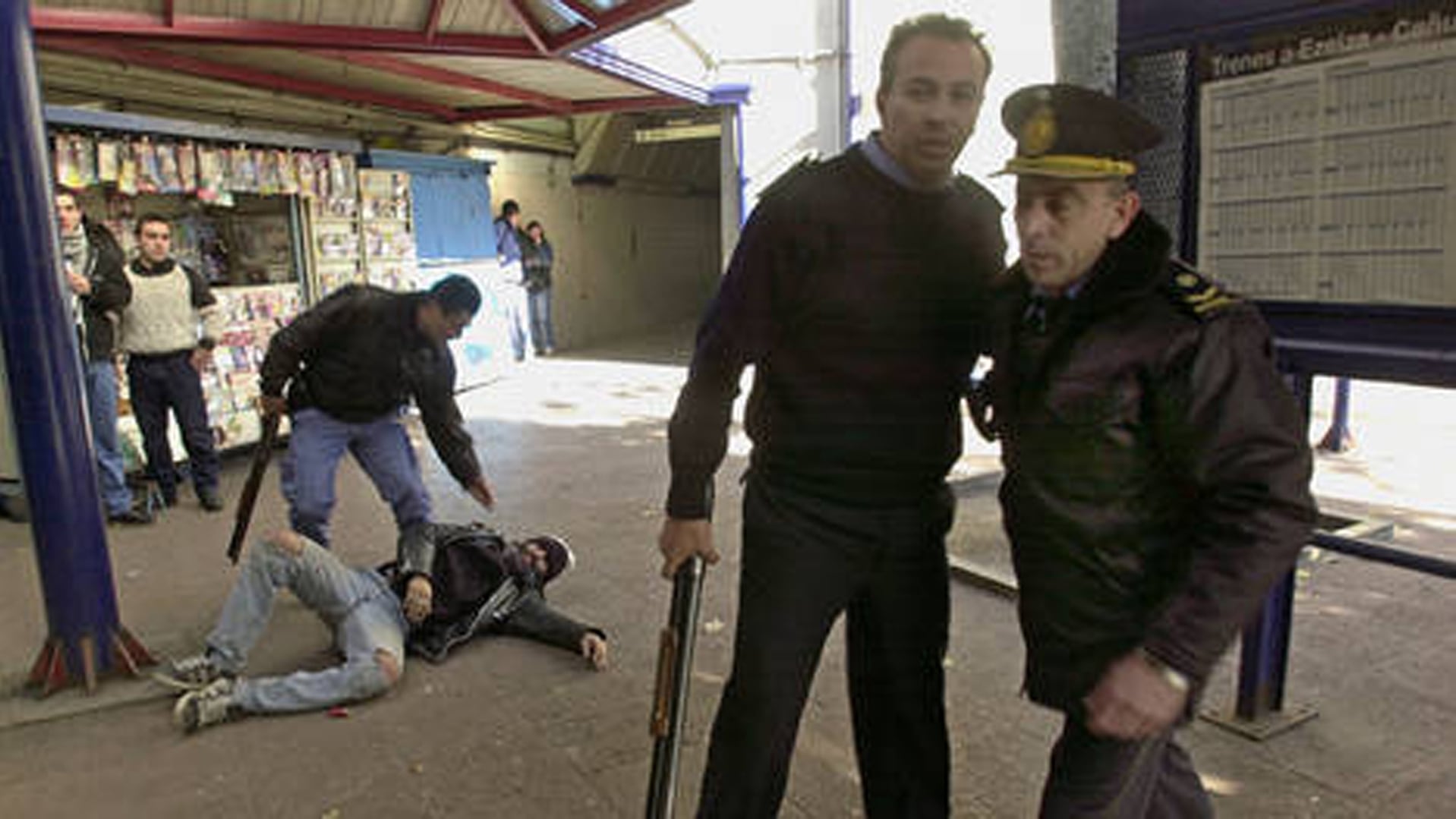 Darío Santillán agoniza en la vereda de la estación Avellaneda. Él y Maximiliano Kosteki fueron baleados por efectivos de la Bonaerense. En primer plano, el comisario Fanchiotti, condenado a cadena perpetua (Pepe Mateos)
