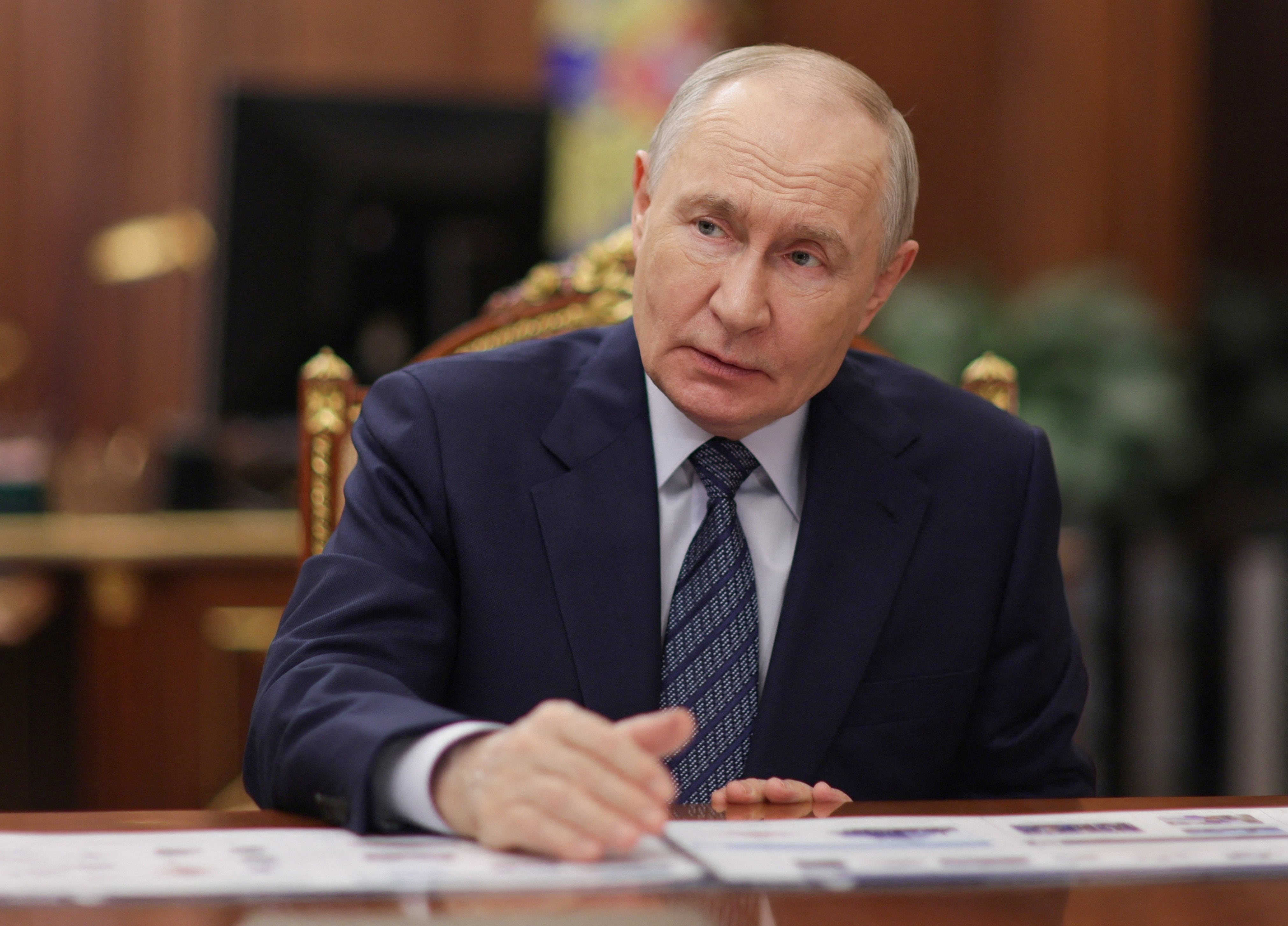El presidente ruso, Vladímir Putin, asiste a una reunión con el ministro de Industria y Comercio, Antón Alijánov, en el Kremlin de Moscú (Rusia), el 26 de agosto de 2026 (Sputnik/Mijaíl Metzel/REUTERS)