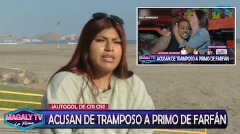 Una mujer con cabello rojizo y gafas en la cabeza habla al aire libre, con el mar y colinas de fondo, junto a una ventana de video que muestra a una pareja.