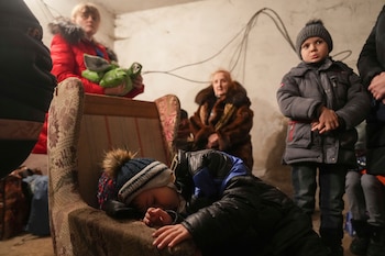 Las autoridades ucranianas ordenaron la evacuación de familias de Kupiansk tras los violentos ataques en la región (AP)