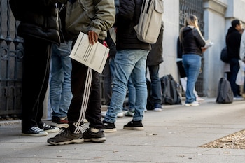 Varias personas migrantes hacen cola para conseguir un certificado (Gabriel Luengas / Europa Press)