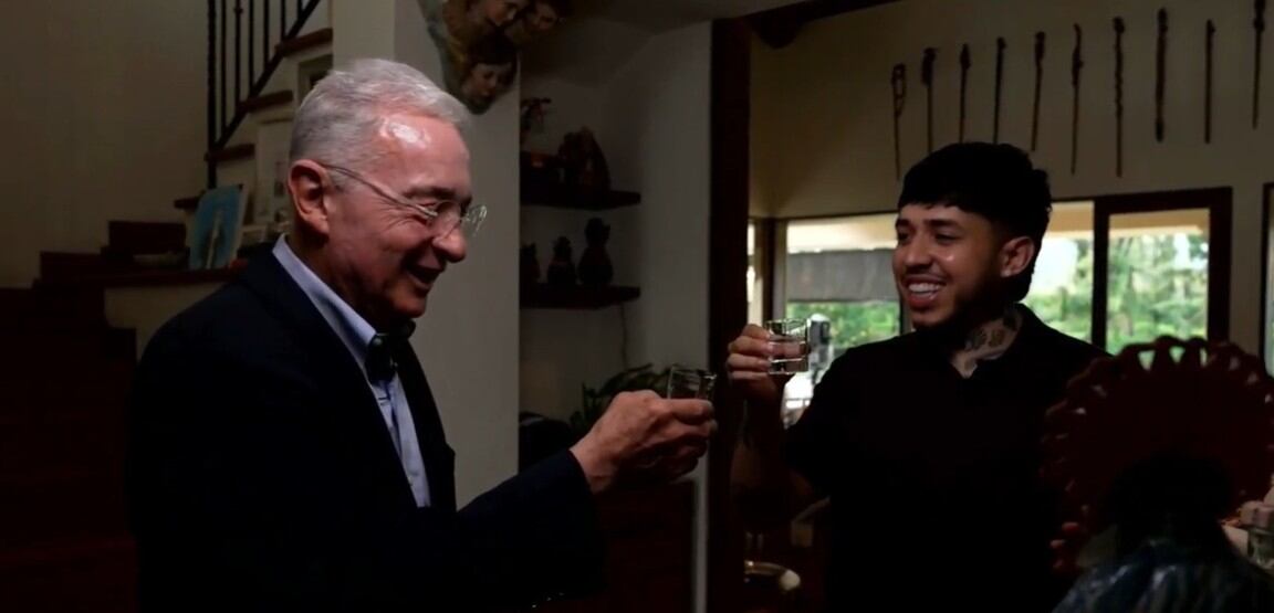 El expresidente terminó ofreciendo aguardiente a Westcol, lo que abrió la invitación a compartir un trago juntos - crédito Westcol