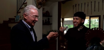 El expresidente terminó ofreciendo aguardiente a Westcol, lo que abrió la invitación a compartir un trago juntos - crédito Westcol