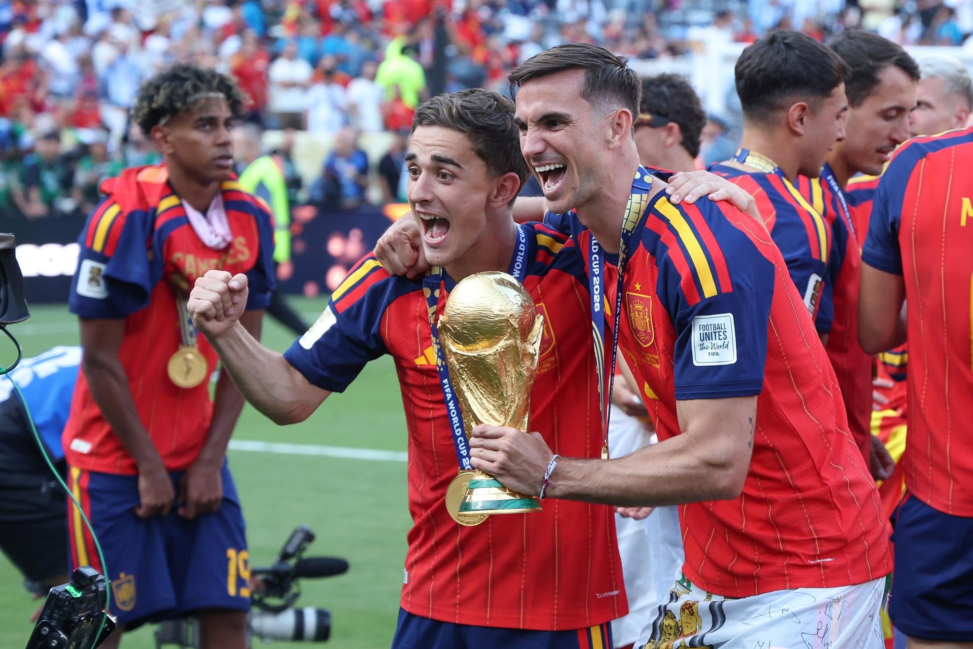 Los Palacios recibe a los campeones del mundo Fabián Ruiz y Gavi con kilos de tomates como "prima"