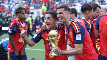 Los Palacios recibe a los campeones del mundo Fabián Ruiz y Gavi con kilos de tomates como "prima"