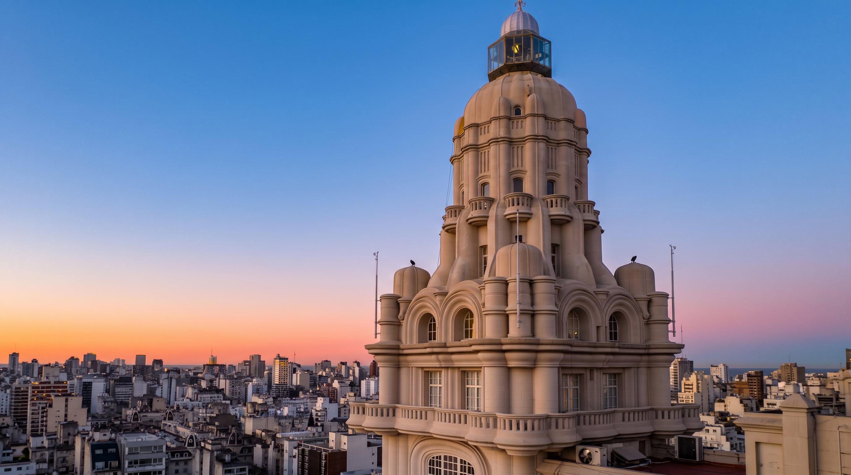 Cada medida del edificio responde a una referencia literaria, desde su altura hasta la cantidad de pisos