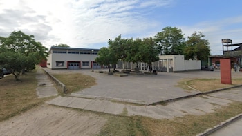 Perseguían a un menor que circulaba en moto a alta velocidad y se refugió en la escuela: portaba un puñal