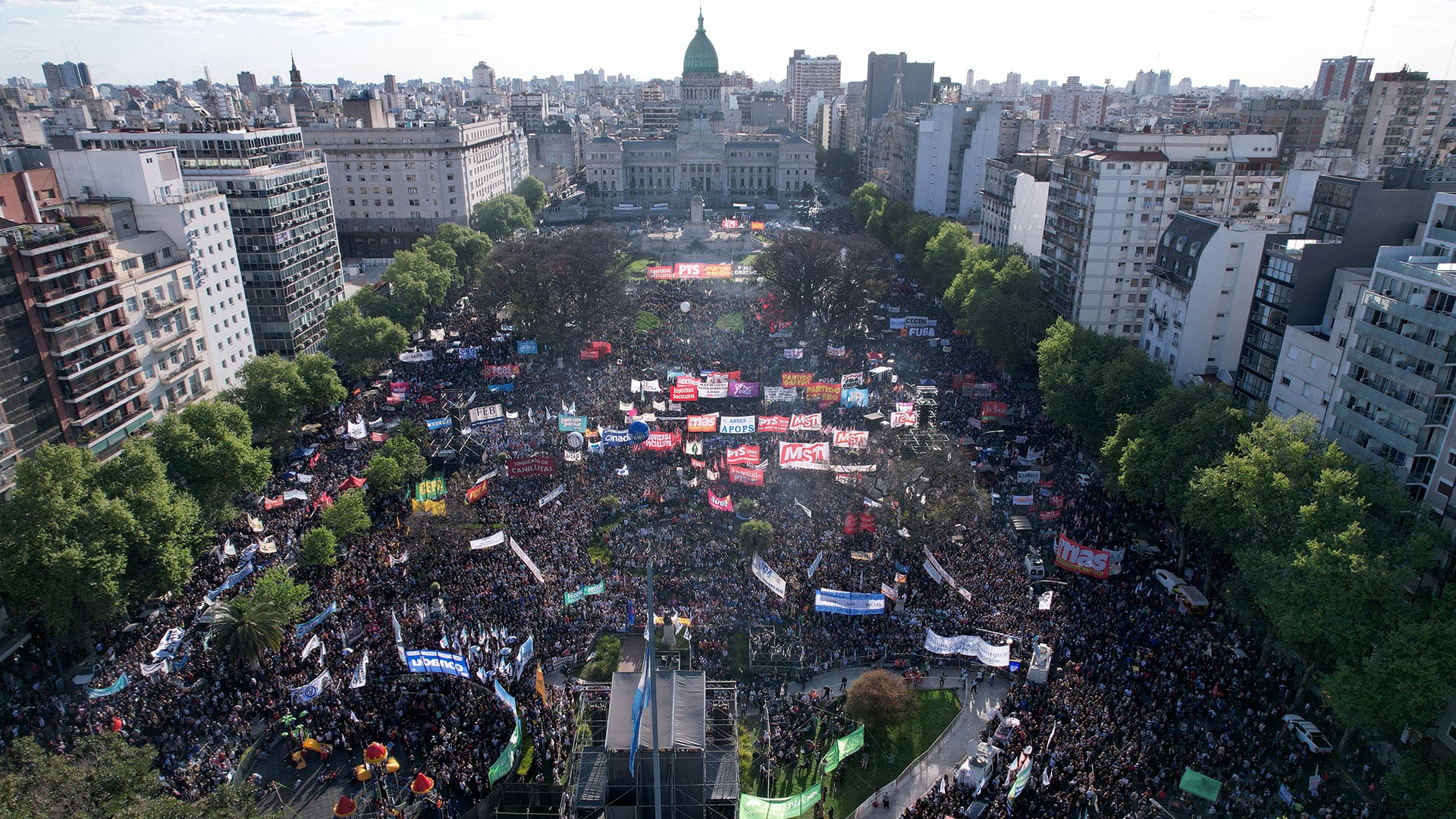 Docentes, estudiantes y autoridades universitarias se manifiestan en reclamo a un aumento del financiamiento universitario (Emiliano LASALVIA / AFP)