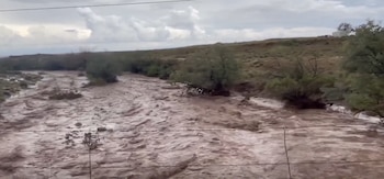 Las lluvias intensas provocaron inundaciones en la región de Four Corners y activaron alertas por crecidas repentinas en Nuevo México (Captura NBC News)