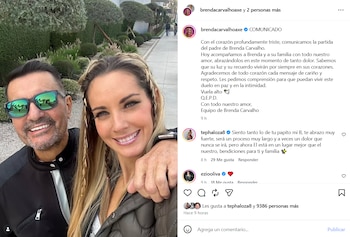 Brenda Carvalho sonríe junto a un hombre, posiblemente su padre, quien también sonríe con gafas de sol, en un entorno verde al aire libre
