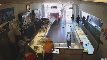 Video muestra a más de una docena de ladrones enmascarados asaltan una joyería en California