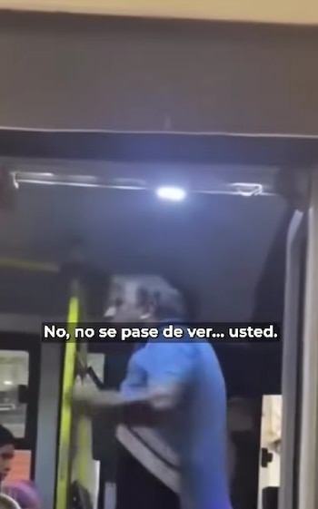 Un altercado entre un operador de la Ruta 4 y una pasajera quedó grabado por otros usuarios, generando opiniones divididas y una investigación oficial. (Captura de pantalla)