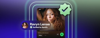 Captura de pantalla del perfil de Spotify de Ravyn Lenae, mostrando su nombre, foto de perfil, estado verificado y 32.8M de oyentes. Un icono de verificación verde grande resalta