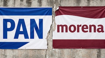 Dos banderolas políticas, una azul y blanca de PAN y otra granate y blanca de Morena, cuelgan sobre una pared de concreto agrietada y deteriorada.