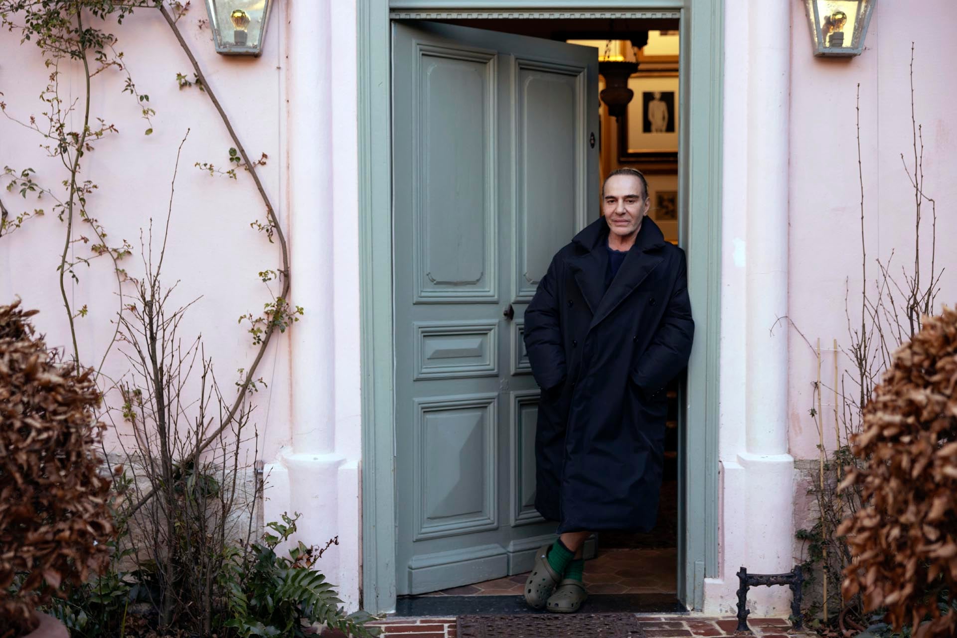 Galliano asumió la responsabilidad por sus declaraciones del pasado y lamentó el daño causado a las comunidades judía y asiática (MUBI via AP)