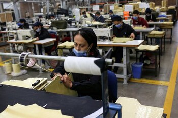 Los hombres (62,93%) son los que más solicitudes de insolvencia presentan respecto a las mujeres (33,7%) - Luisa González/Reuters
