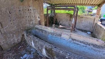 Antigua fuente para animales y lavadero (YT: @hilux_aventura)